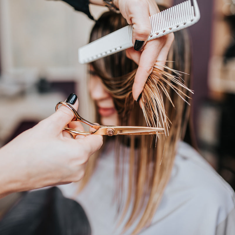 Tagliare i capelli: sfatiamo i falsi miti!