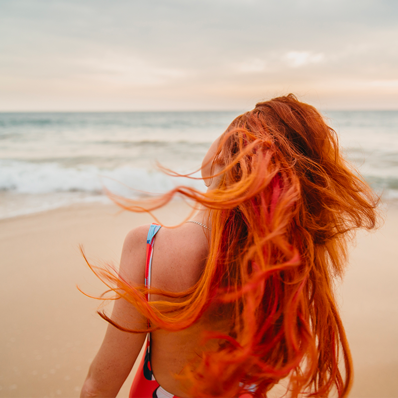 Capelli colorati: come proteggerli da sole, mare e cloro