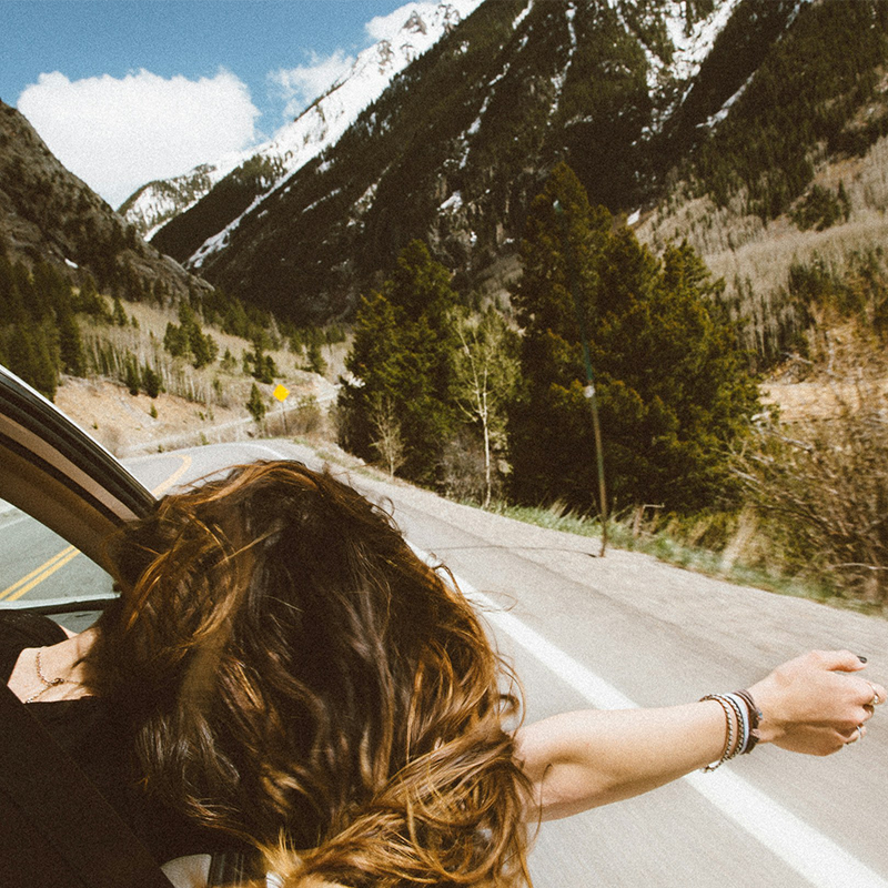 Haircare da viaggio: cosa portare per un weekend (senza rovinare tutto)