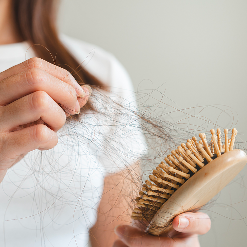 Cambio stagione e capelli: perché cadono di più a settembre e cosa fare