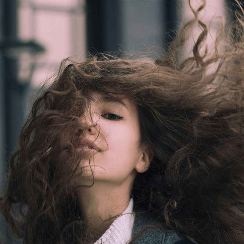 Troppi prodotti, zero risultati: cosa serve davvero ai tuoi capelli